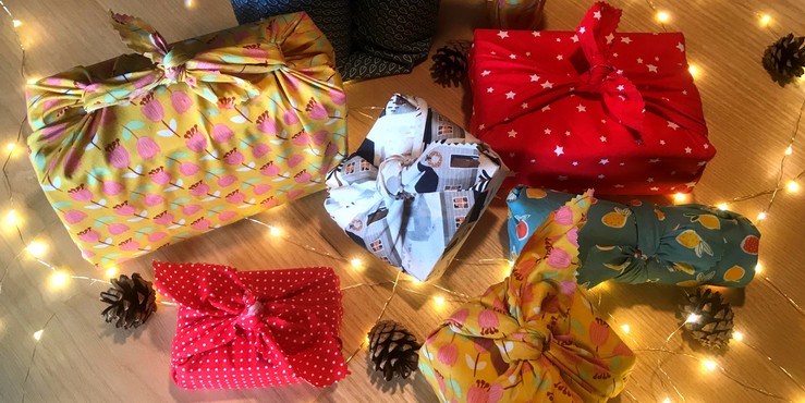 Emballage cadeau de Noël avec un pompon en papier de soie